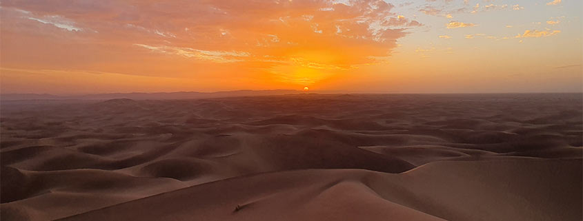 Meilleure excursion trek désert à dromadaire ! Découvrez le coucher du soleil depuis le haut des dunes géantes de Chegaga.