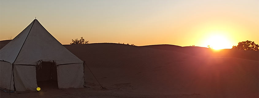 Meilleure excursion trek désert à dromadaire ! Le bivouac dans les dunes hurlantes au coucher de soleil.