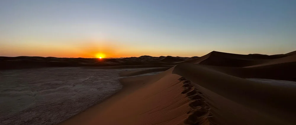 Coucher de soleil sur les dunes lors d'un périple dans le désert au départ de Marrakech